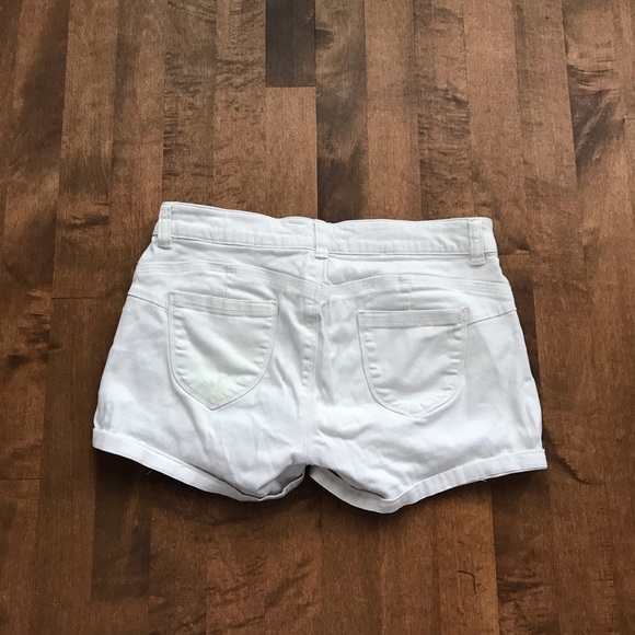Size 27 White Shorts. - Picture 2 of 2